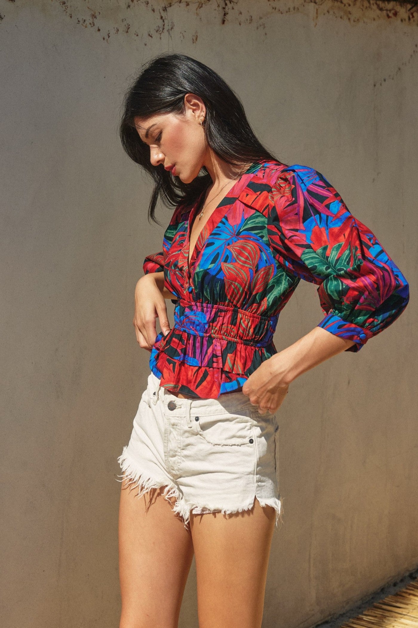 DRESS FORUM HOT SHOT CINCHED WAIST FLARED HEM TOP – A TROPICAL PRINT COTTON TOP WITH A CINCHED WAIST AND FLIRTY FLARED HEM