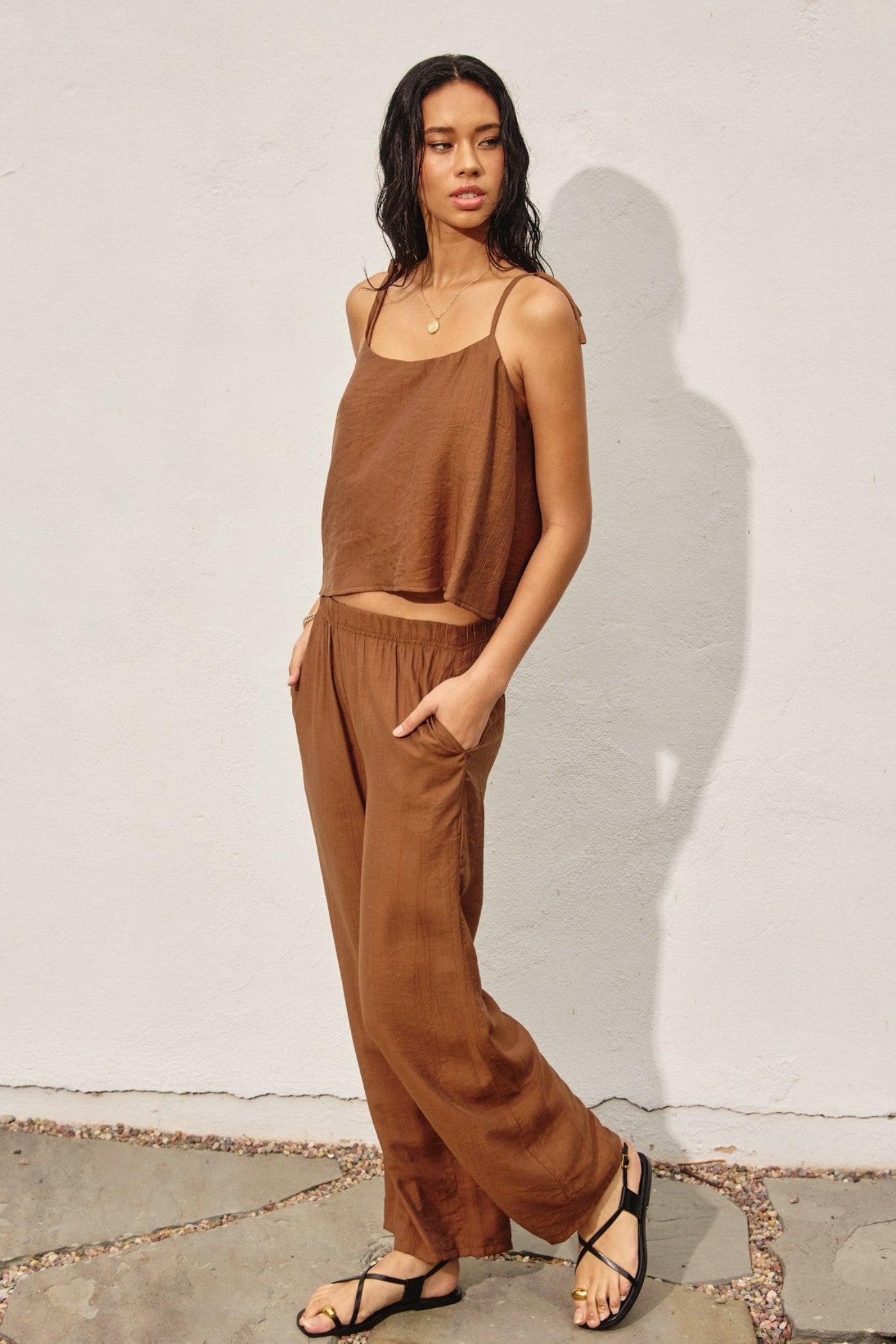 OPEN AIR TIE SHOULDER BOXY CAMI TOP – RELAXED SCOOP NECK CAMI IN WARM BROWN WITH ADJUSTABLE TIES