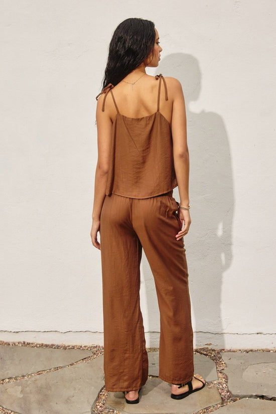 DRESS FORUM OPEN AIR TIE SHOULDER BOXY CAMI TOP – RELAXED SCOOP NECK CAMI IN WARM BROWN WITH ADJUSTABLE TIES