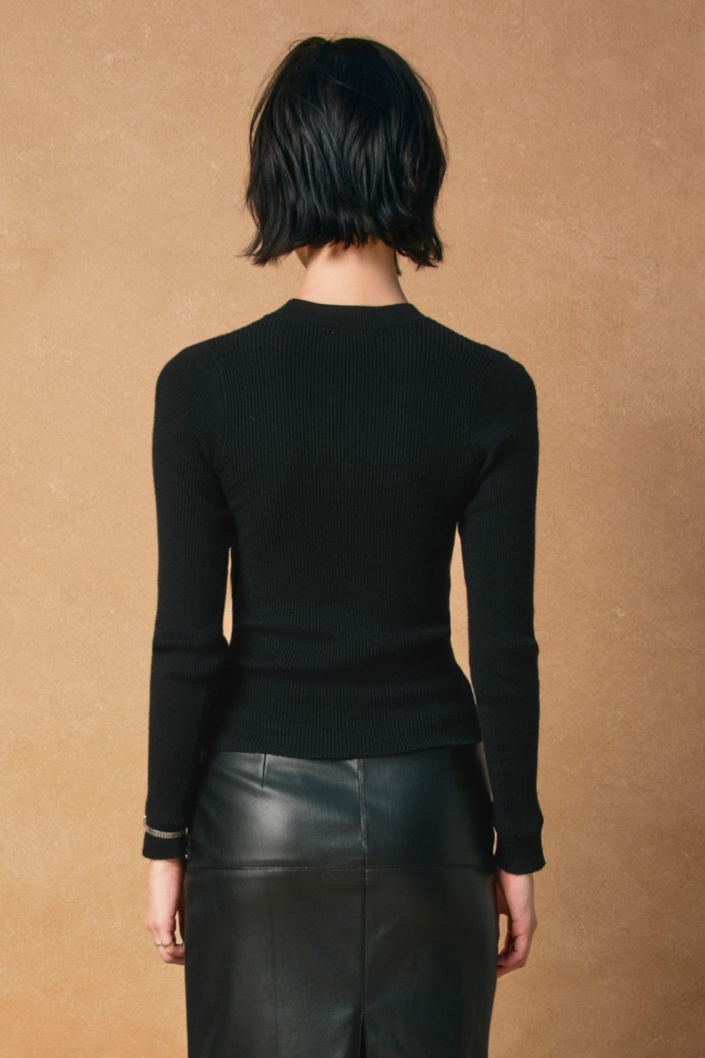 DRESS FORUM CREW NECK LIGHT SWEATER – BLACK, IVORY & PINE