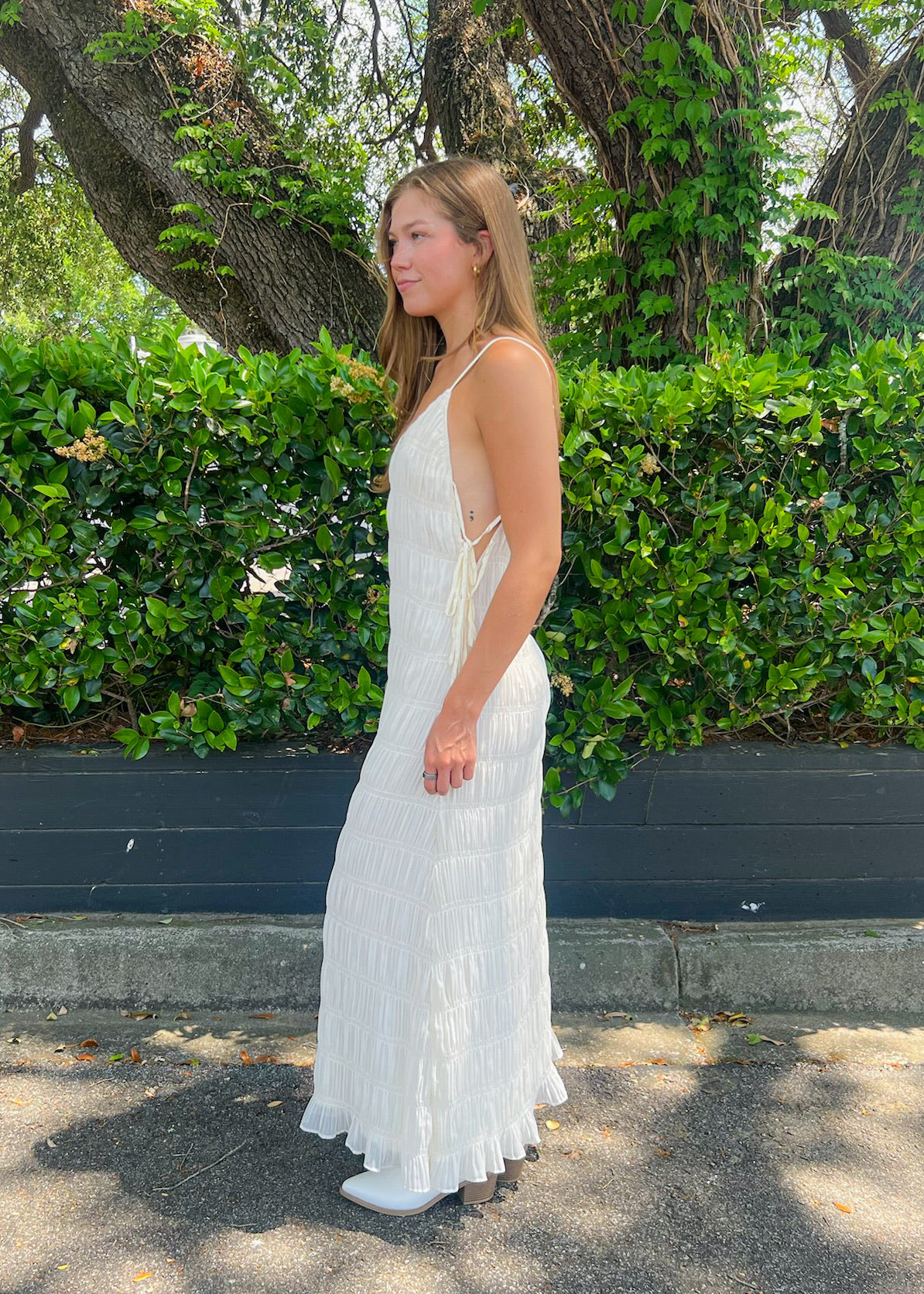 MABLE IVORY TEXTURED MAXI DRESS – FLOWY PLEATED MAXI WITH ADJUSTABLE DETAILS CHIC 