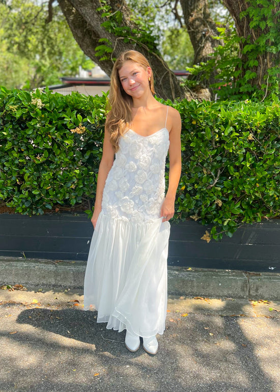 LUCY PARIS WHISPER PETAL TEXTURED MAXI DRESS – ROMANTIC FLORAL APPLIQUÉ MAXI WITH SWEETHEART NECKLINE