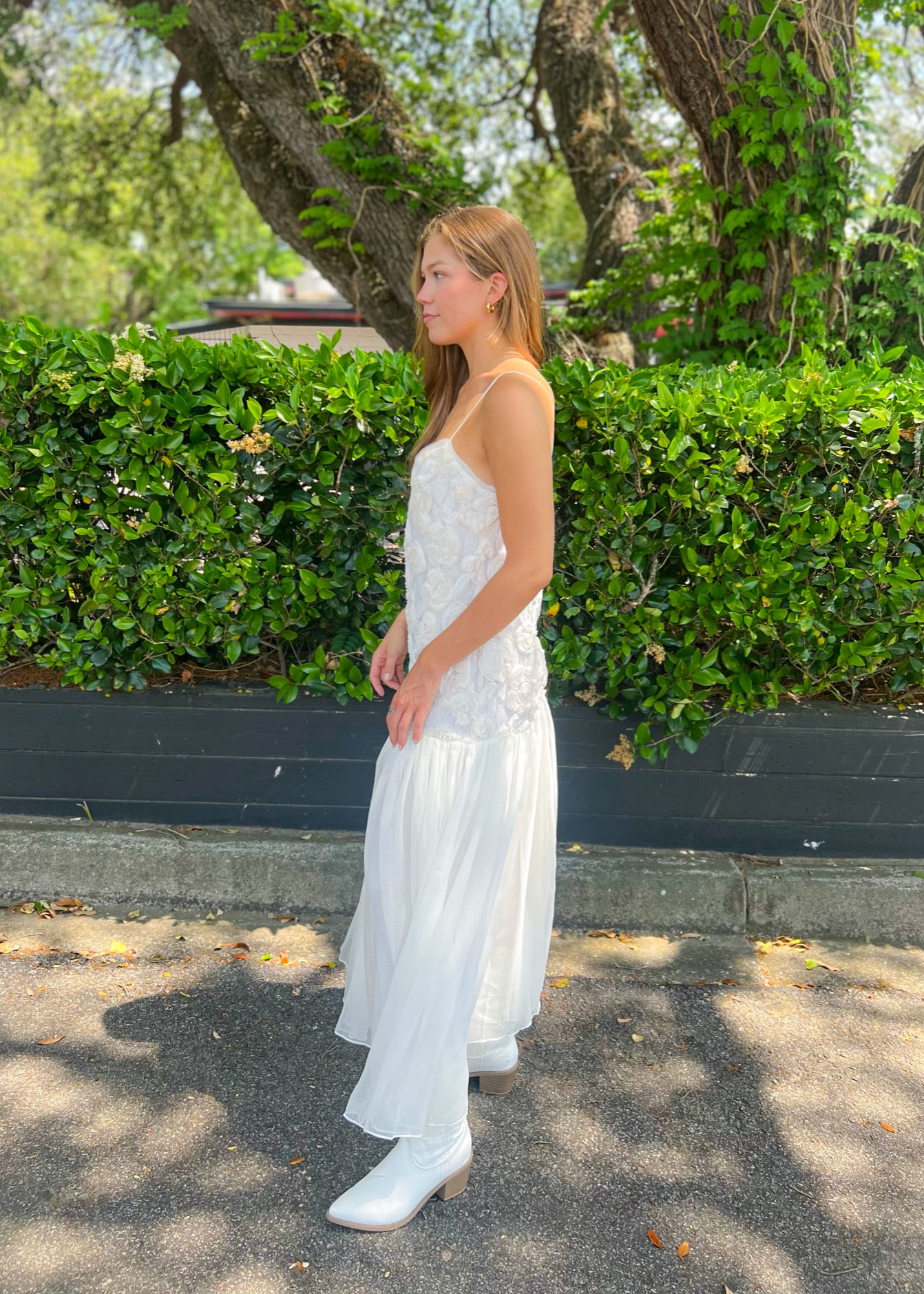 LUCY PARIS WHISPER PETAL TEXTURED MAXI DRESS – ROMANTIC FLORAL APPLIQUÉ MAXI WITH SWEETHEART NECKLINE