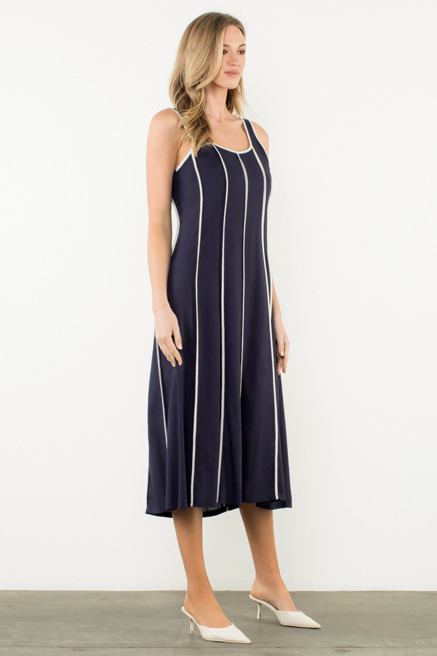 THML VERTICAL TRIM SLEEVELESS MIDI DRESS – A STRIPED MIDI DRESS WITH MINIMAL LINES AND A CLEAN SILHOUETTE