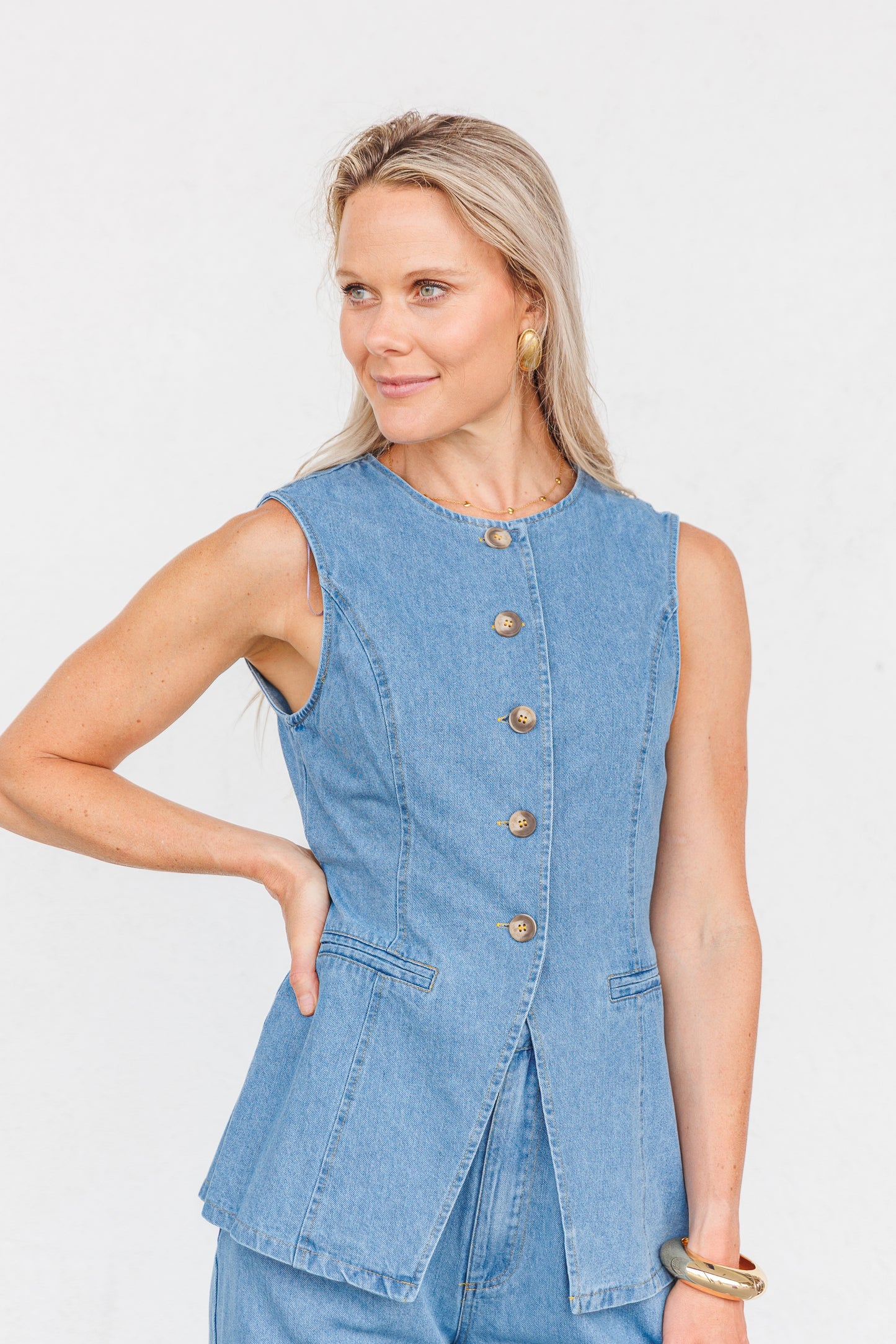 MABLE SLEEVELESS DENIM TAILORED TOP – A STRUCTURED, WAIST-CINCHING TOP WITH MODERN DETAILS