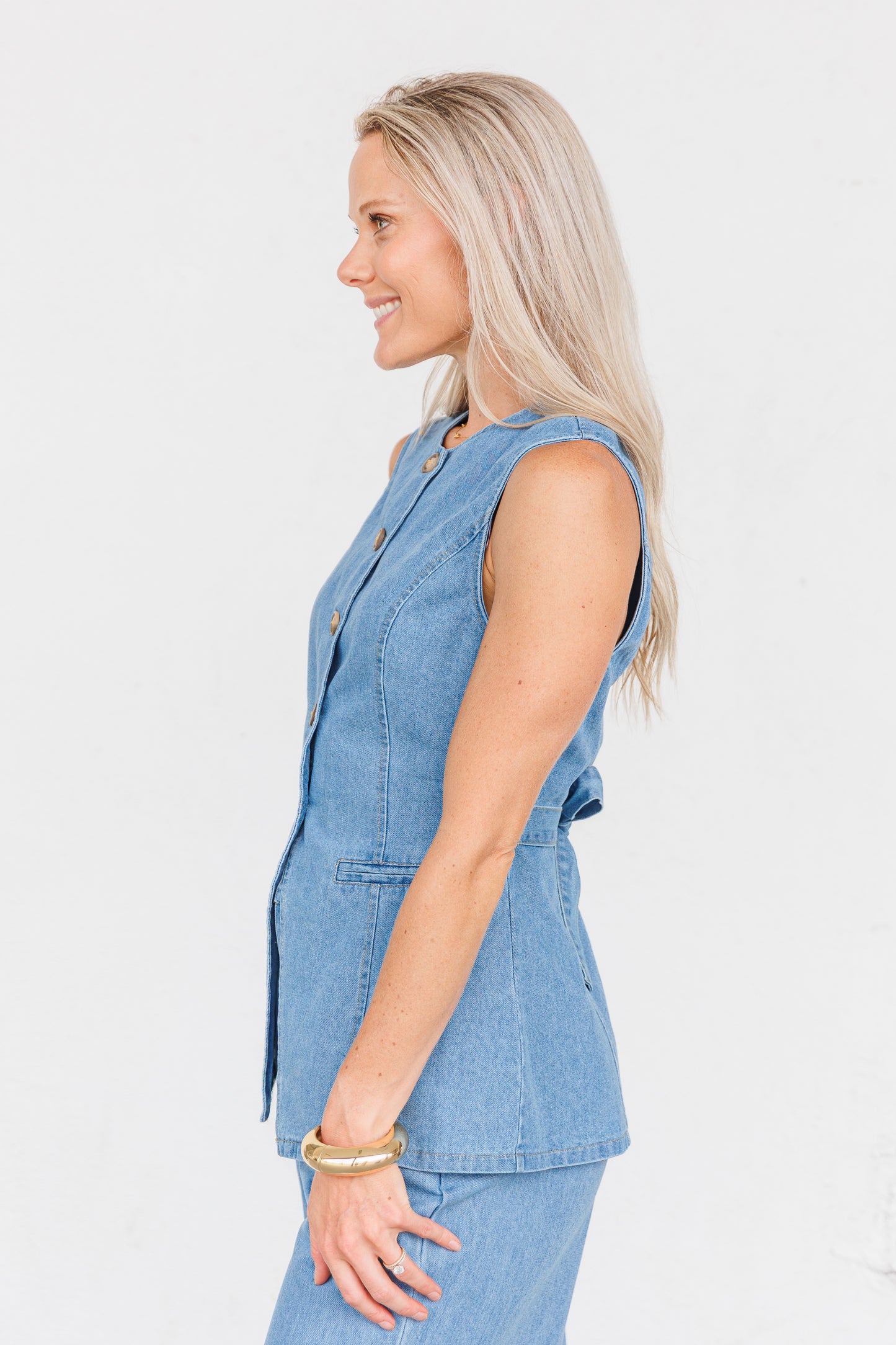 MABLE SLEEVELESS DENIM TAILORED TOP – A STRUCTURED, WAIST-CINCHING TOP WITH MODERN DETAILS