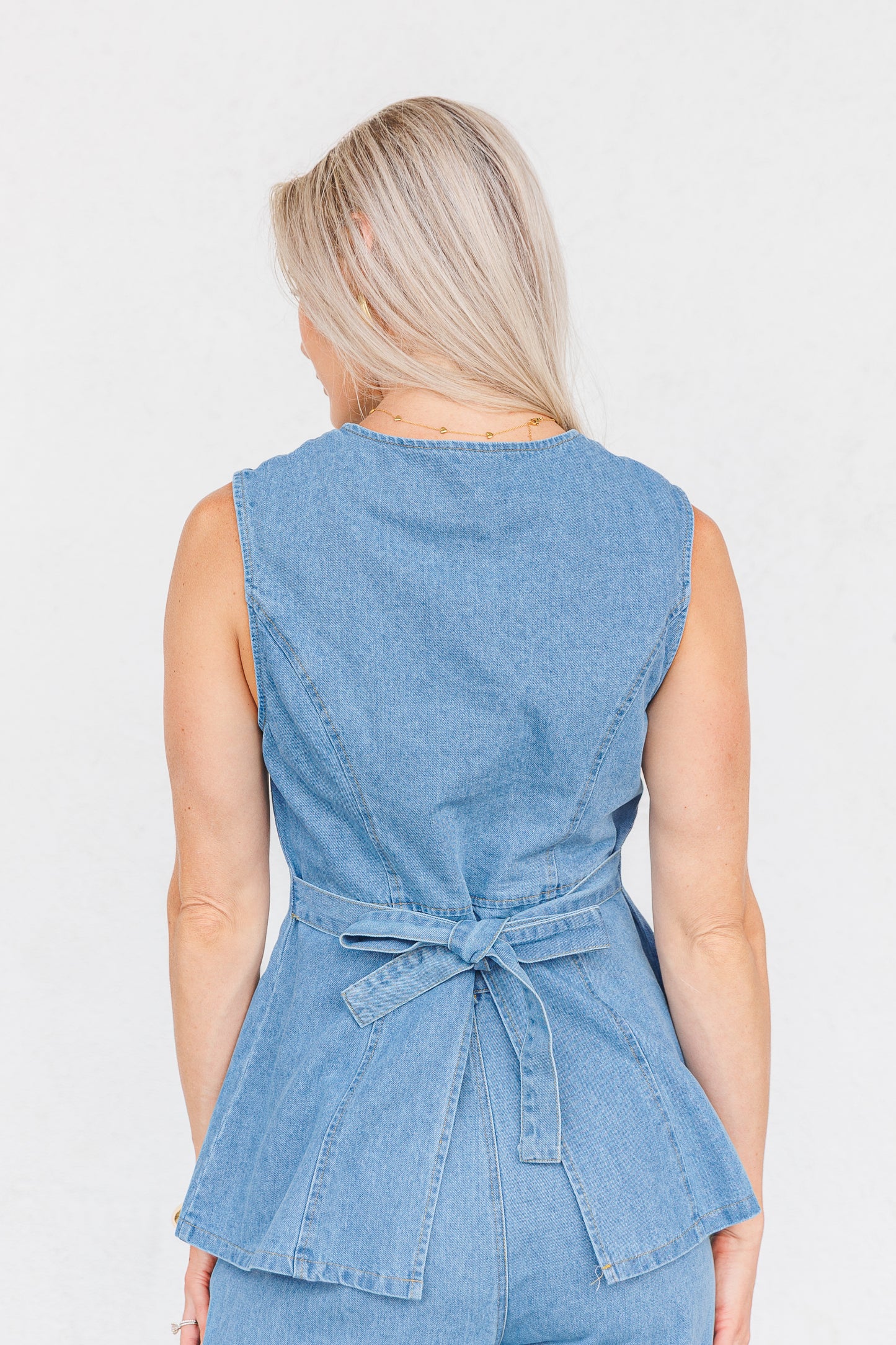 MABLE SLEEVELESS DENIM TAILORED TOP – A STRUCTURED, WAIST-CINCHING TOP WITH MODERN DETAILS