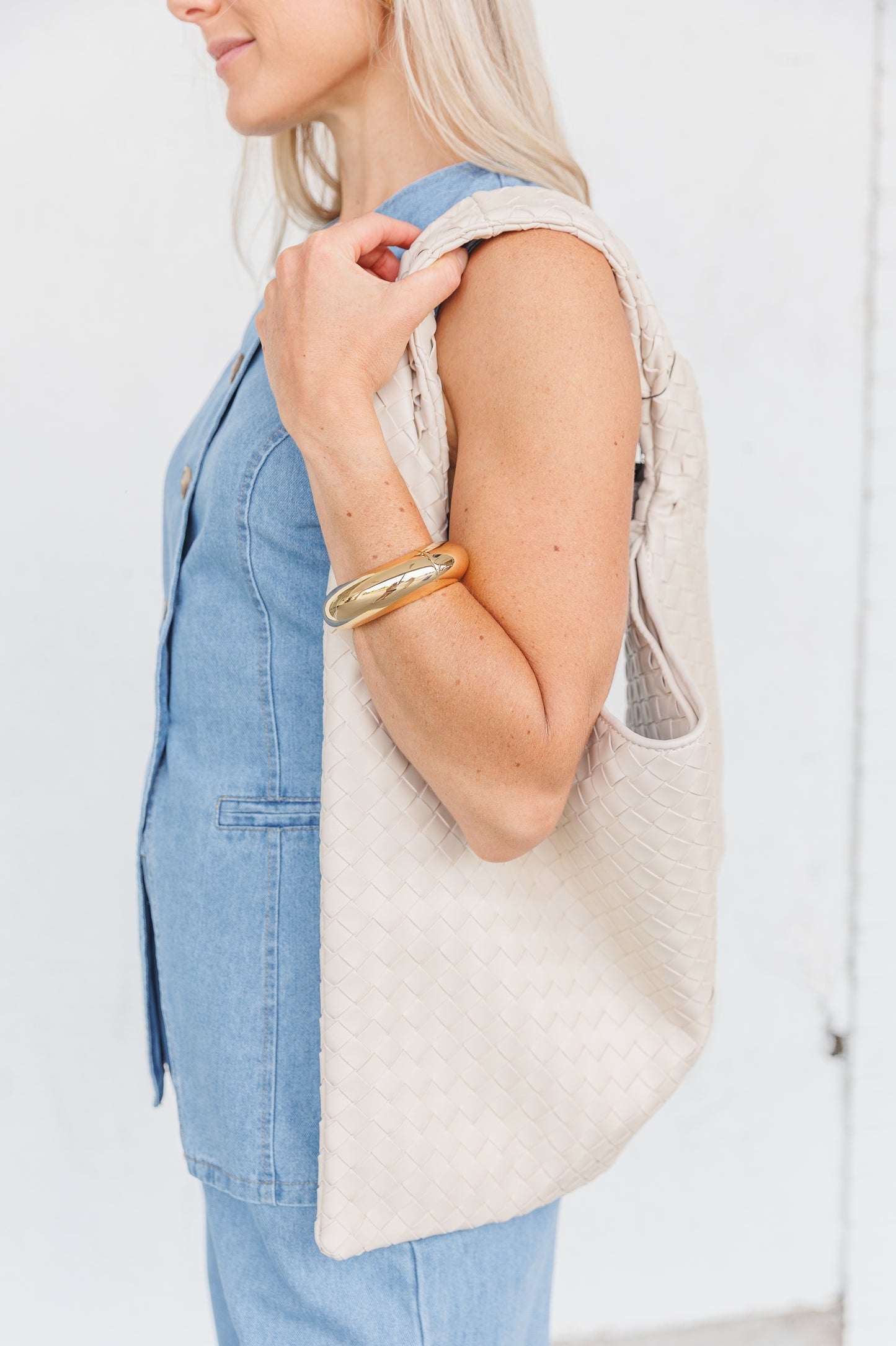 BC HANDBAG WOVEN SHOULDER BAG – A WHITE OVERSIZED BAG WITH TEXTURE AND EVERYDAY FUNCTION