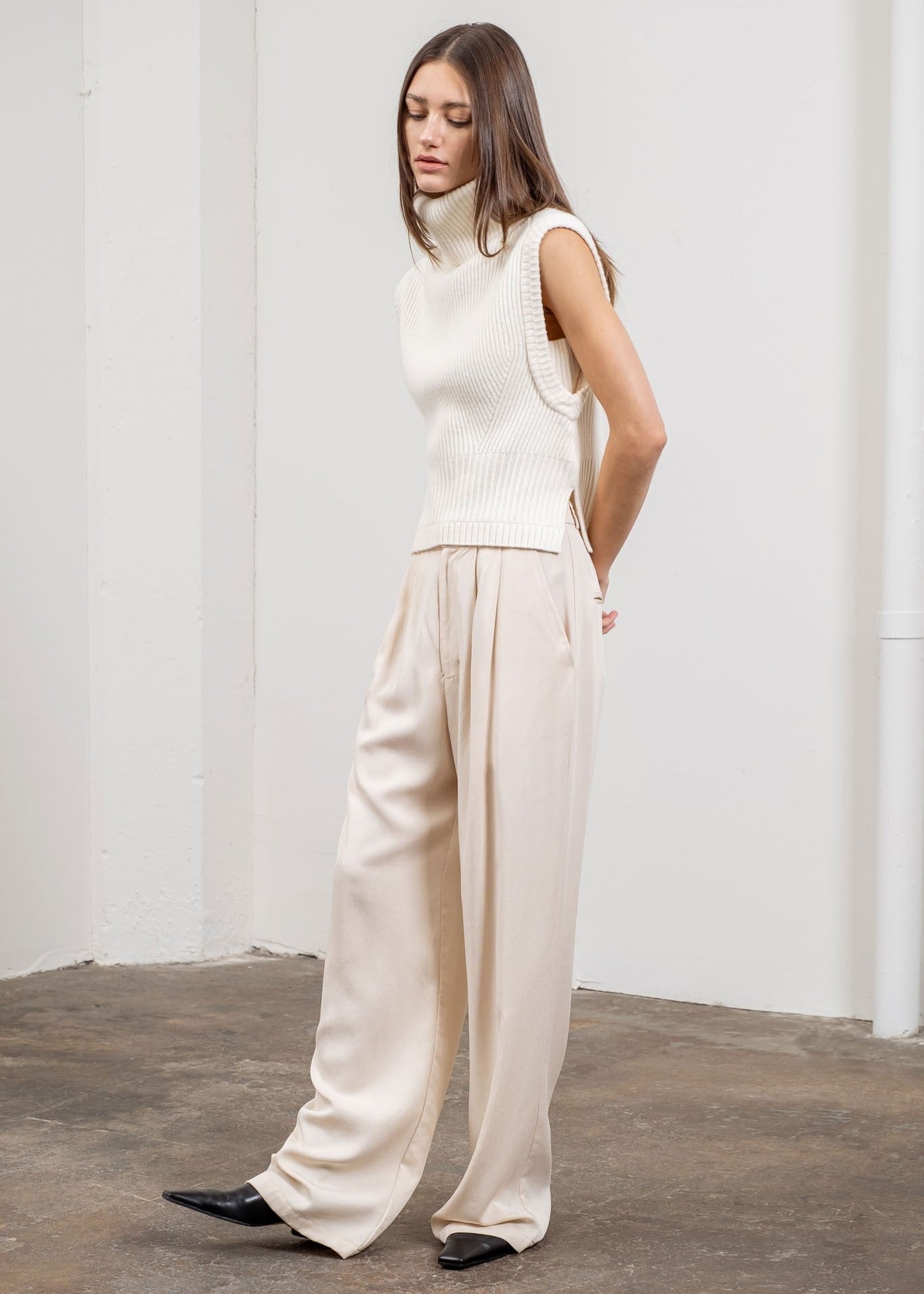 SLEEVELESS TURTLENECK TOP