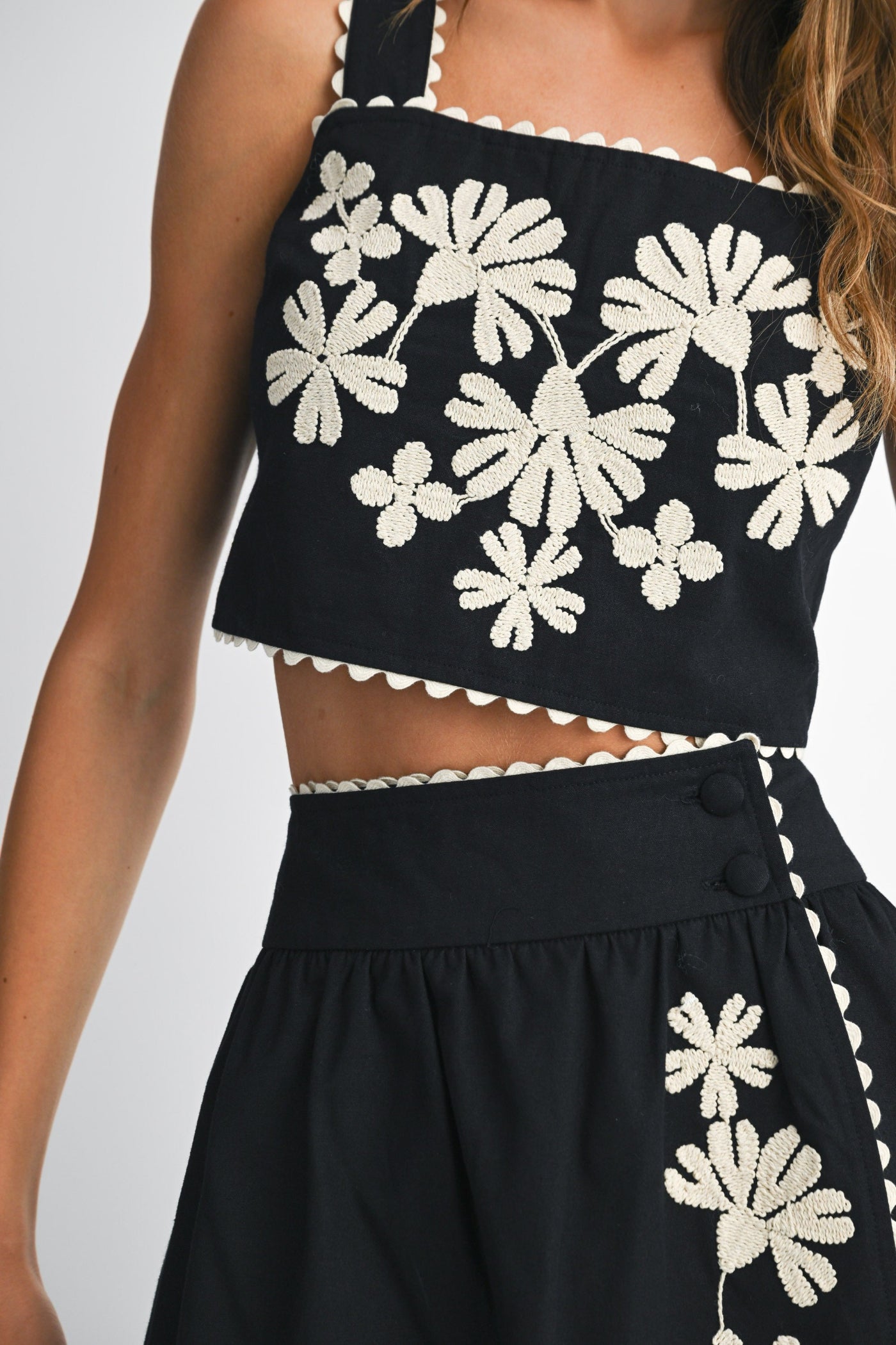 MABLE FLORAL EMBROIDERED CROP TOP – BLACK/IVORY