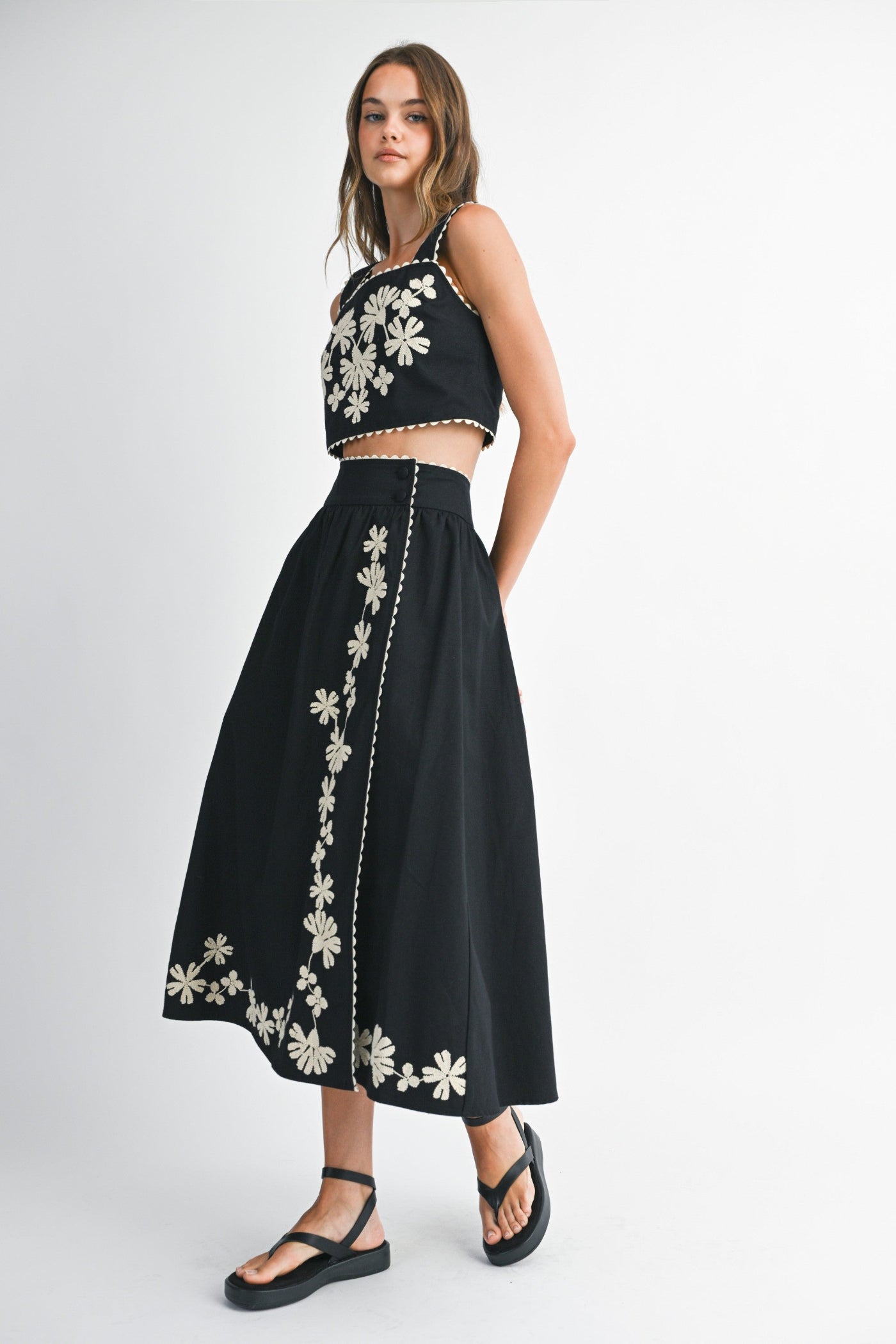 MABLE FLORAL EMBROIDERED CROP TOP – BLACK/IVORY