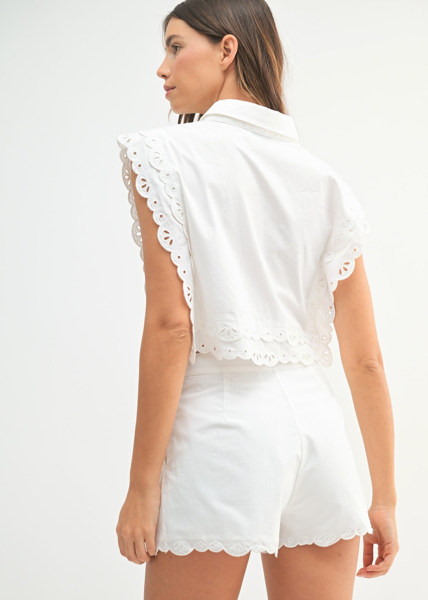 MABLE THE CUTOUT EMBROIDERED CROP SHIRT – A SLEEVELESS COTTON-POPLIN BUTTON-UP WITH SCALLOPED EMBROIDERY