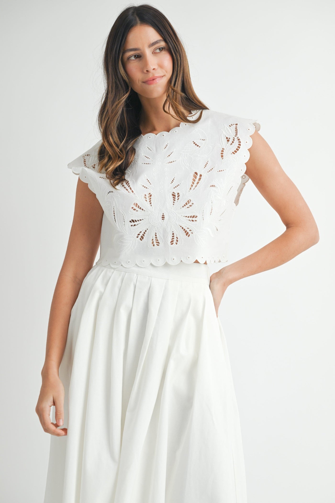 MABLE EMBROIDERY SCALLOP CROP TOP – A RELAXED LINEN-BLEND CROP WITH TONE-ON-TONE EMBROIDERY AND SCALLOPED EDGES