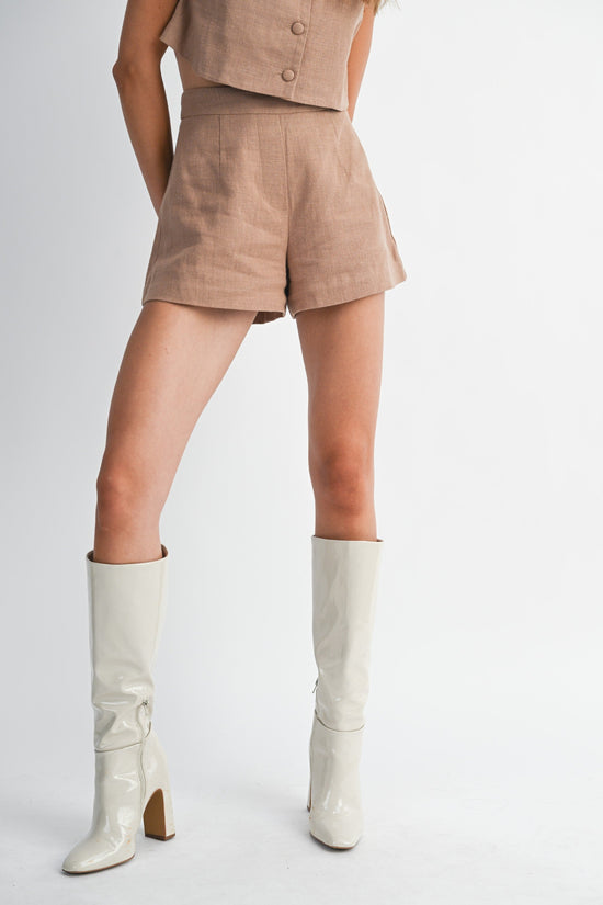 MABLE TAILORED SHORTS – TAILORED CAMEL SHORTS WITH A SLEEK FIT AND MINIMALIST FINISH