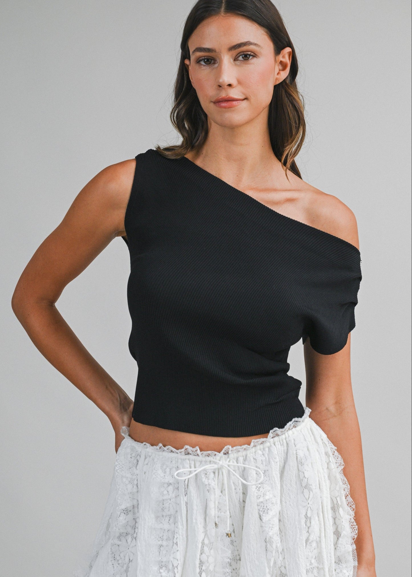 WENDOLYN ONE SHOULDER TOP
