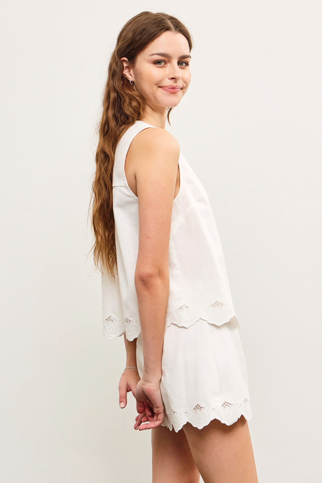 MUSTARD SEED SCALLOP EMBROIDERED EDGE SLEEVELESS TOP – DELICATE DETAILING MEETS EVERYDAY ELEGANCE
