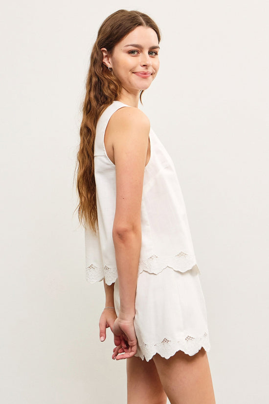 MUSTARD SEED SCALLOP EMBROIDERED EDGE SLEEVELESS TOP – DELICATE DETAILING MEETS EVERYDAY ELEGANCE