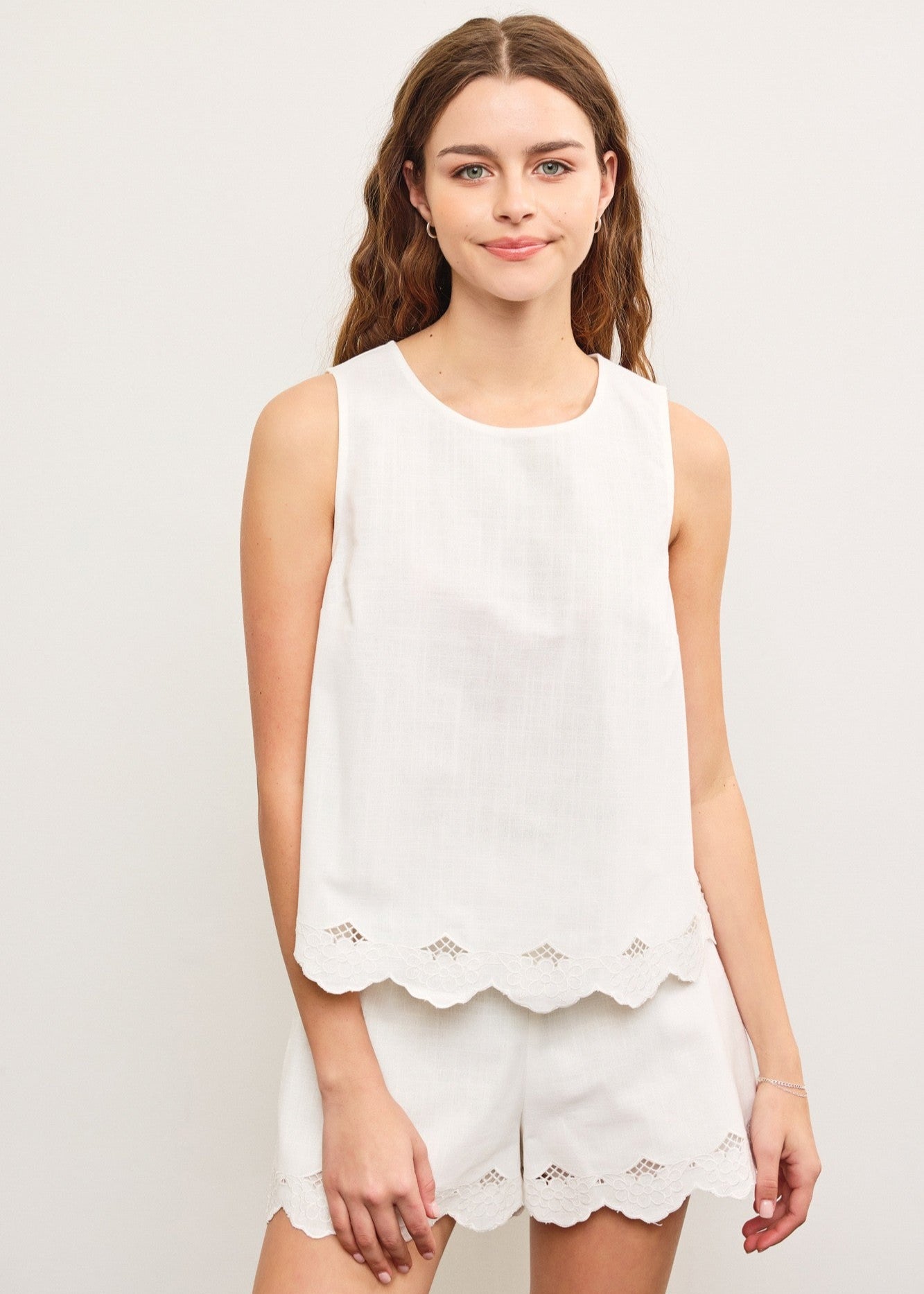 MUSTARD SEED SCALLOP EMBROIDERED EDGE SLEEVELESS TOP – DELICATE DETAILING MEETS EVERYDAY ELEGANCE