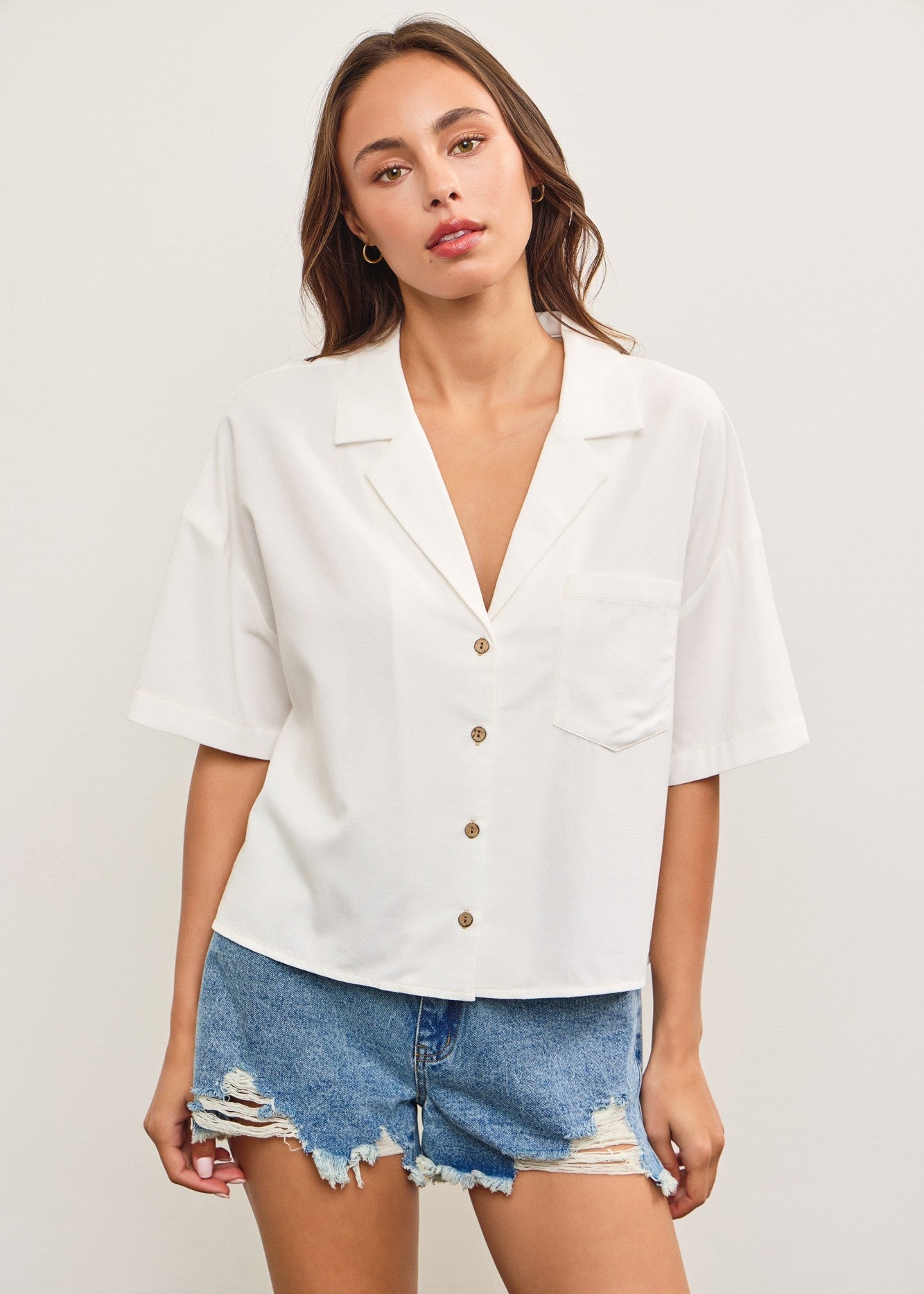 V-NECK LAPEL COLLAR OVERSIZED SHIRT – A CLASSIC WHITE SHORT-SLEEVE SHIRT WITH A MODERN FIT