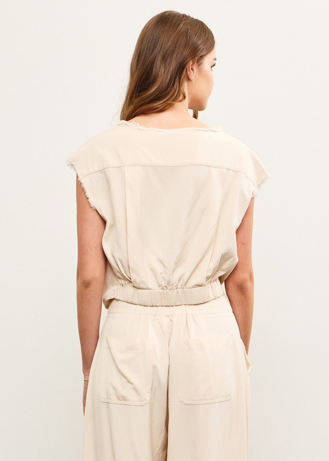 MUSTARD SEEED CUT EDGE V-NECK GATHERED SLEEVELESS TOP – MODERN, MINIMAL, AND EFFORTLESSLY COOL CHIC EASY 