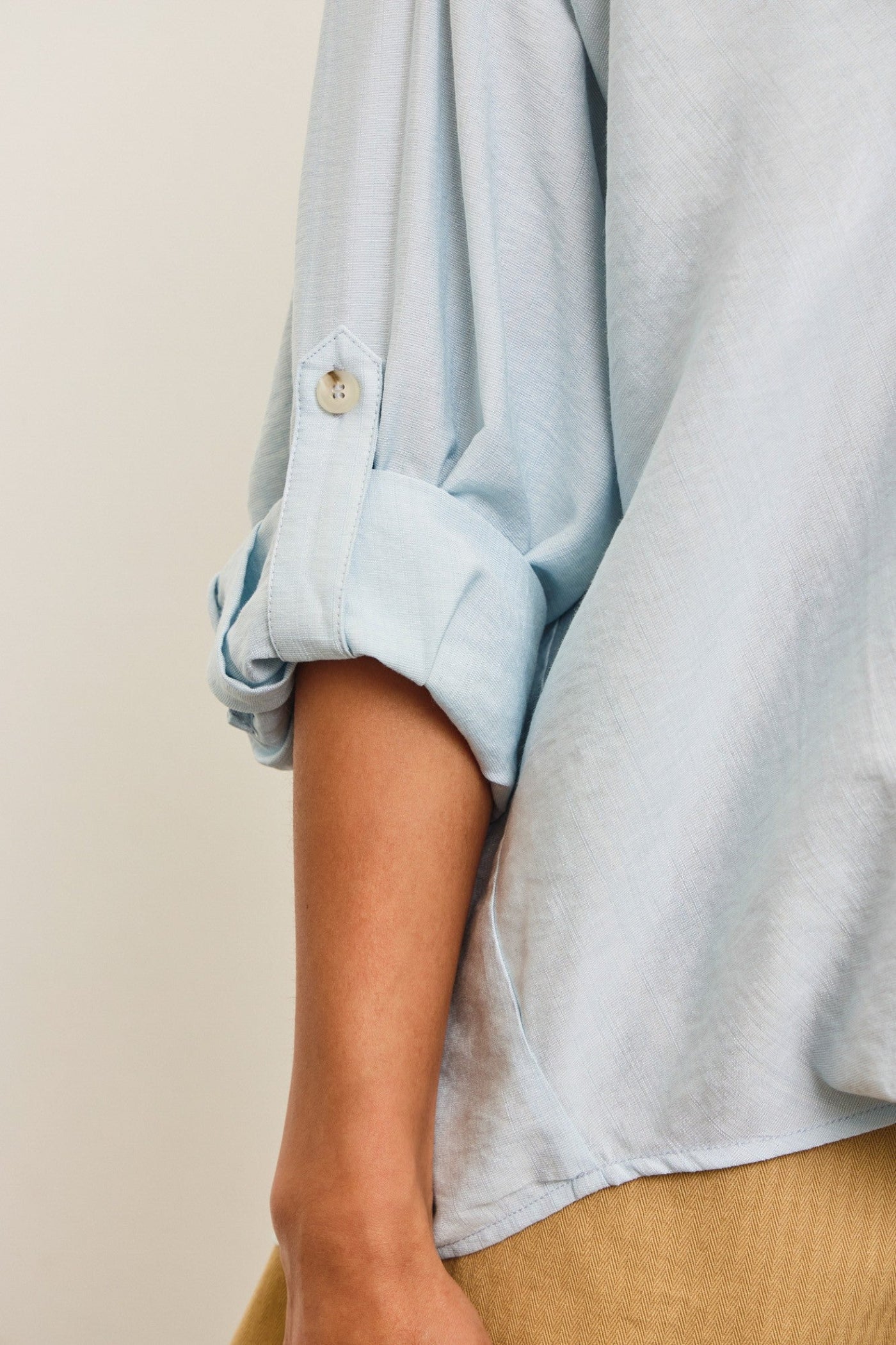 MUSTARD SEED V-NECK KNOTTED TAB BUTTON-UP SHIRT TOP – A STYLISH WOVEN BLOUSE IN ICE BLUE FOR EVERYDAY ELEGANCE