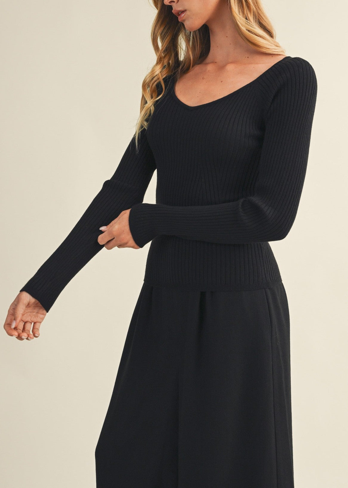 BLACK RIBBED SWEETHEART LONG SLEEVE TOP