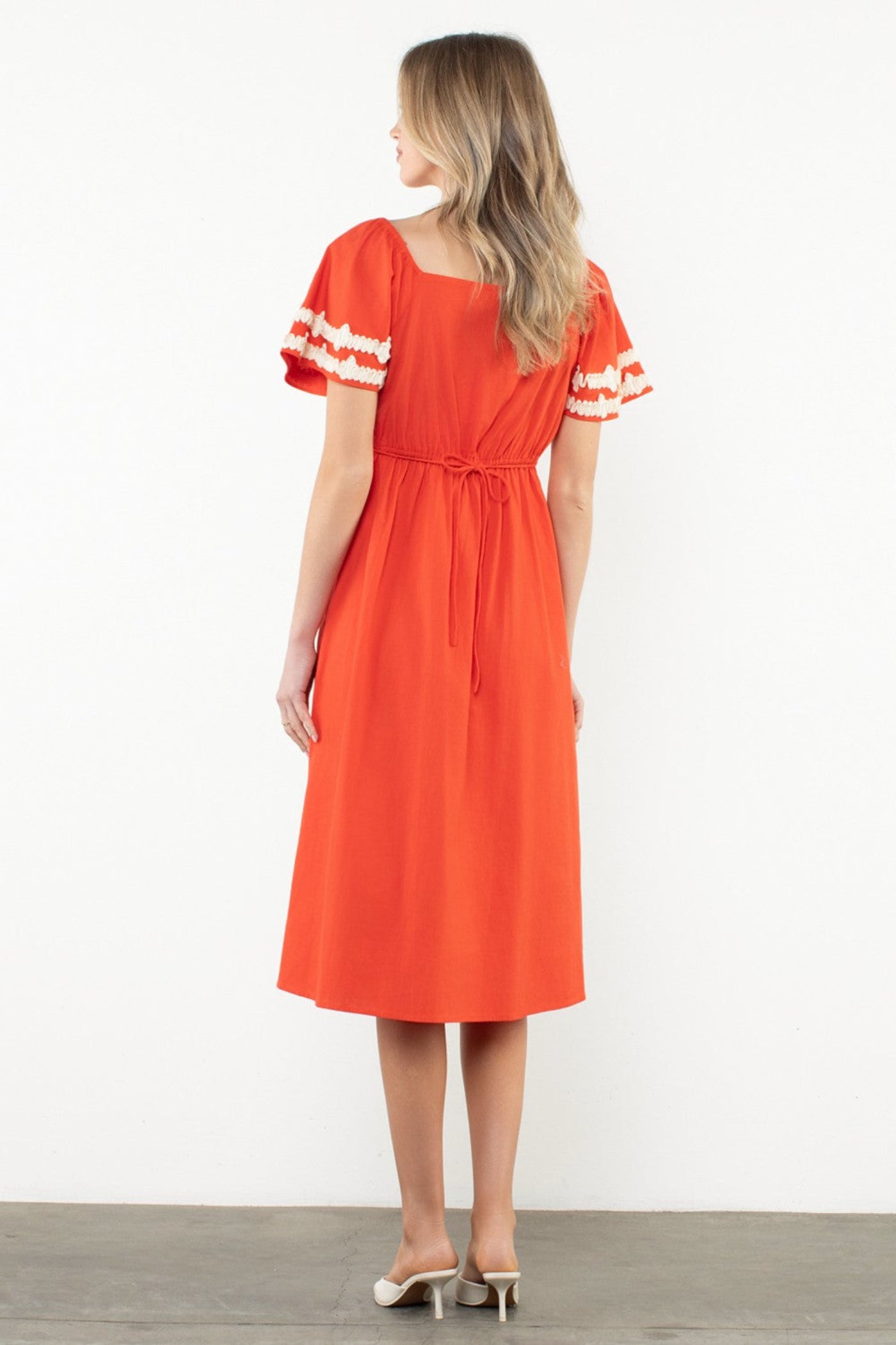 THML SHIRRED SLEEVE FRONT SLIT MIDI DRESS – AN ORANGE BUTTON-FRONT DRESS WITH A FEMININE FIT AND SIDE SLIT