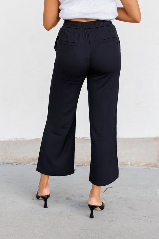 ATLAS Stylish Cropped Pants with Pockets and Drawstring Waistband